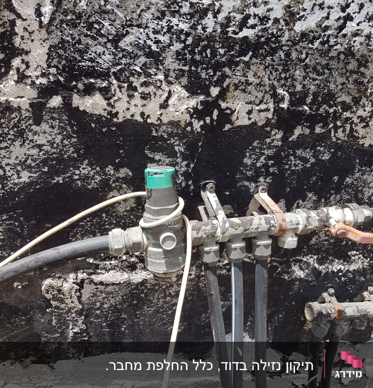 צינורות ומחברים על קיר, חלקי אינסטלציה